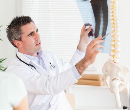 Com base em um exame de raios X, o médico poderá diagnosticar a osteocondrose.